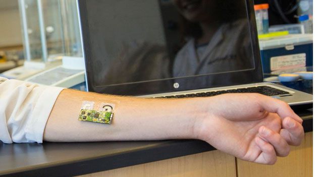 Se trata de un sensor portátil en un tatuaje en la piel de la persona y que tiene la capacidad de monitorizar el alcohol en tiempo real